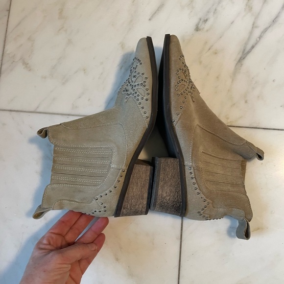 Amuse Society x Matisse, 7, khaki stone light brown studded suede ankle boot EUC - Picture 9 of 11